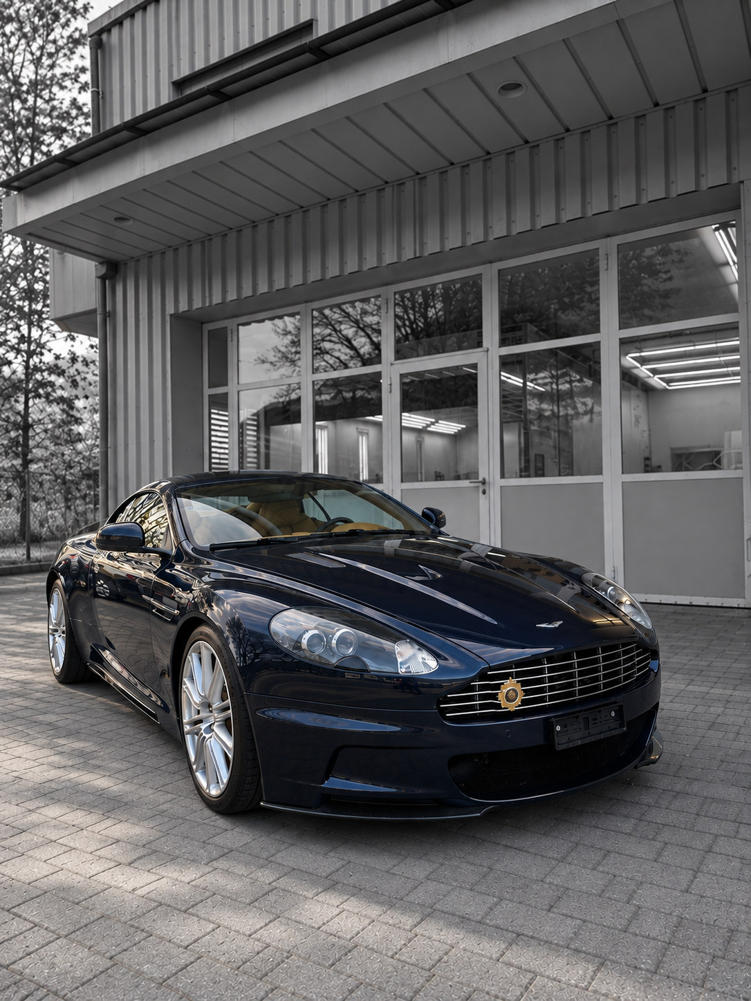 Aston Martin DBS V12 — Beim Aston Martin DBS V12 sorgen wir mit einer hochwertigen Lackaufbereitung und der Versiegelung der Carbon-Fiber-Elemente für ein gepflegtes Finish und langanhaltenden Schutz.